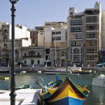 Luzzu in de haven van St. Julians